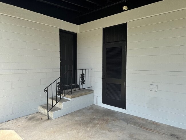 Building Photo - 1204 Carthage Dr