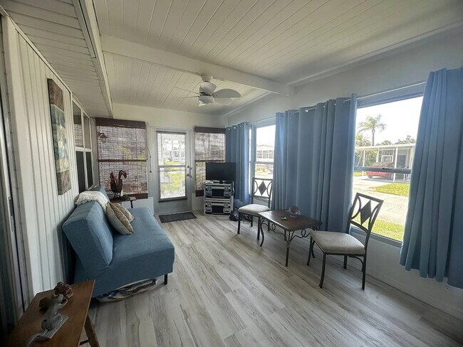 Building Photo - "Charming 2-Bed, 2-Bath Retreat in Nokomis!"