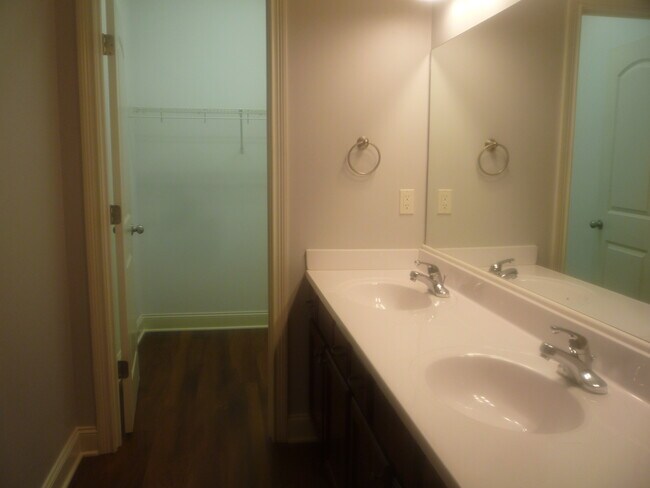 Building Photo - 121 Lagoon Dr