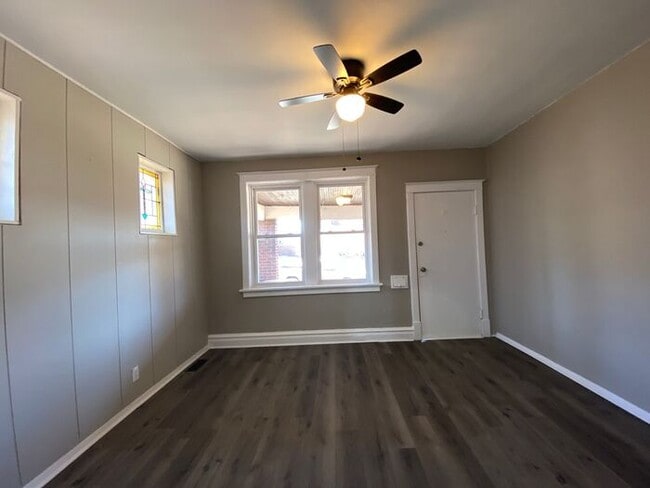 Building Photo - Cute Duplex, Must See!