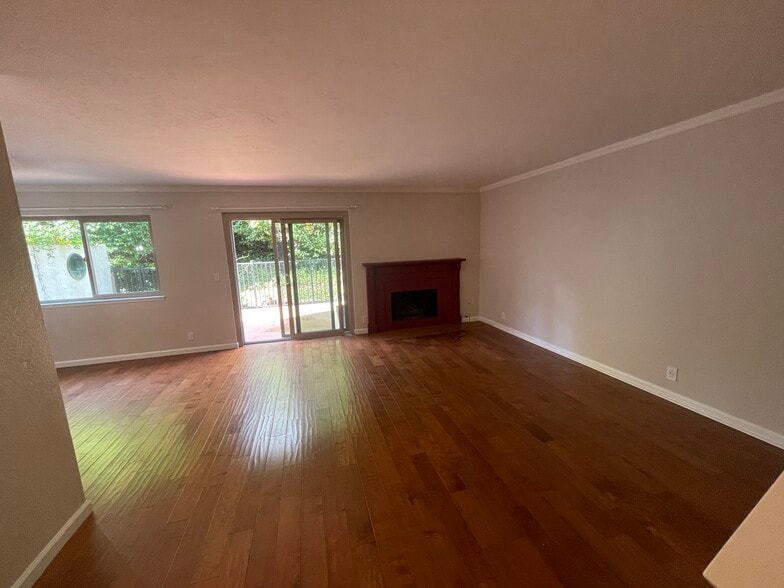 Building Photo - 6543 Paseo Adelante