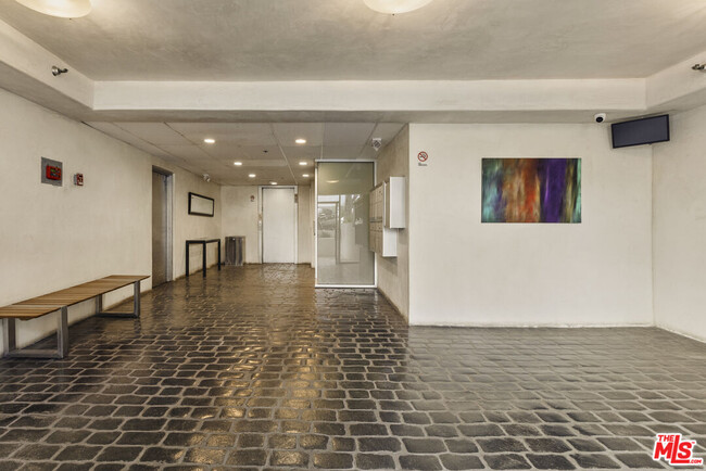 Building Photo - 1129 Larrabee St