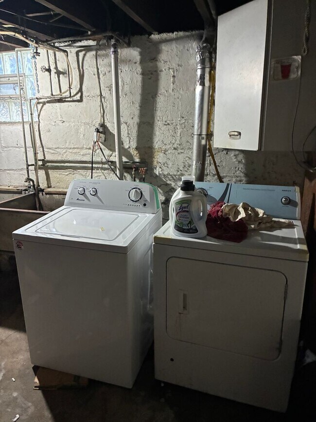 Building Photo - 5 Potential Bedroom, 2 Kitchens, 2 Bath Available 7/1 NEAR CAMPUS!!!!