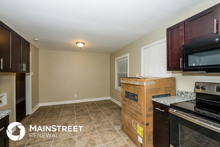 Building Photo - 3630 Sargeant Dr
