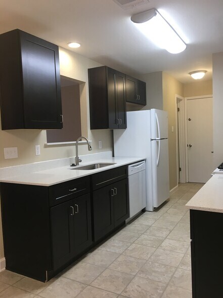Great kitchen with deep farmhouse sink - 412 Parkhill Cv