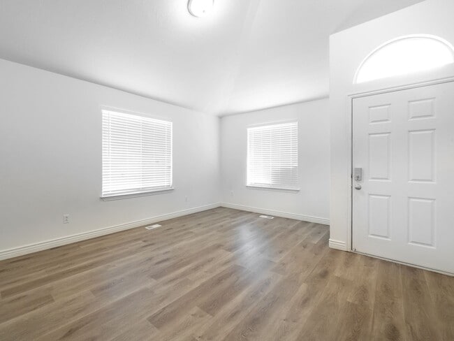 Building Photo - 4 Bedroom - 2.5 Bathroom House in Provo