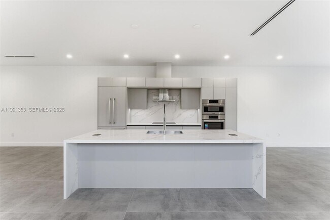 Building Photo - 2840 SW 32nd Ct