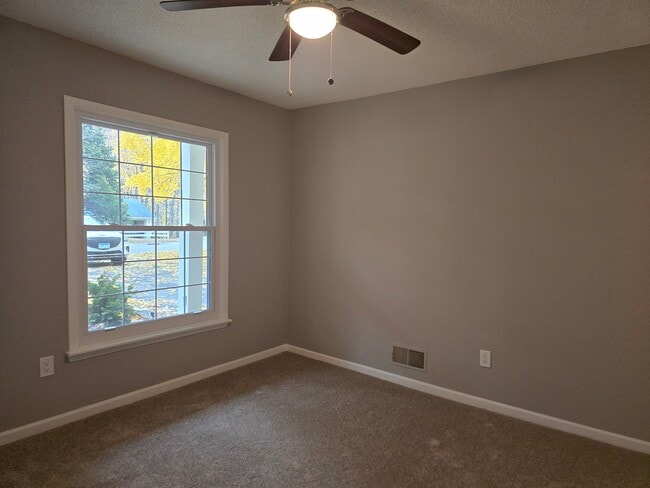 Building Photo - 5580 Shorewood Ln