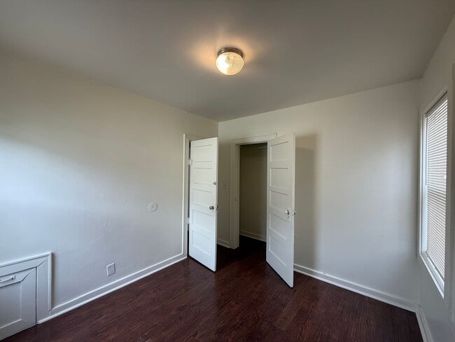 Building Photo - 2104 E 13th St