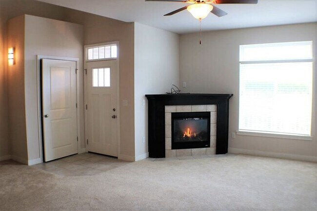 Building Photo - $2,000 | 3 Bedroom, 3 Bathroom TOWN HOME | PET Friendly* | Sublease* | Available for August 1st, ...