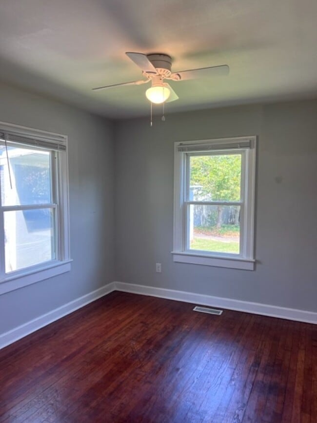Building Photo - 2 BR Belmont Area Cottage  Heart of Downtown