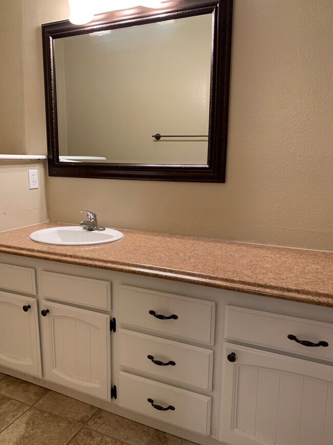Building Photo - Two-bedroom Tri-Level Condo