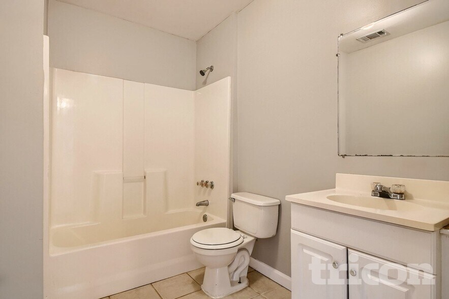 Building Photo - 1401 Lancaster Ct