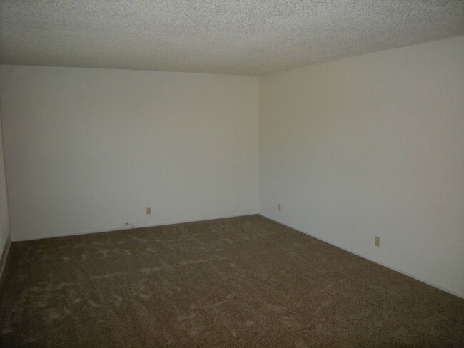 Building Photo - Comfortable 3/2 that allows pets!