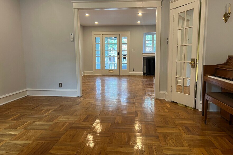 Building Photo - 110 E Roumfort Rd