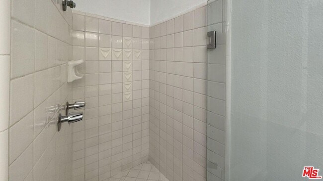 Building Photo - 1134 Alta Loma Rd