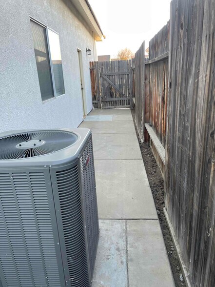 Building Photo - 9415 Godiva Ave