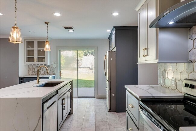 Building Photo - 320 S Mesa Verde Way