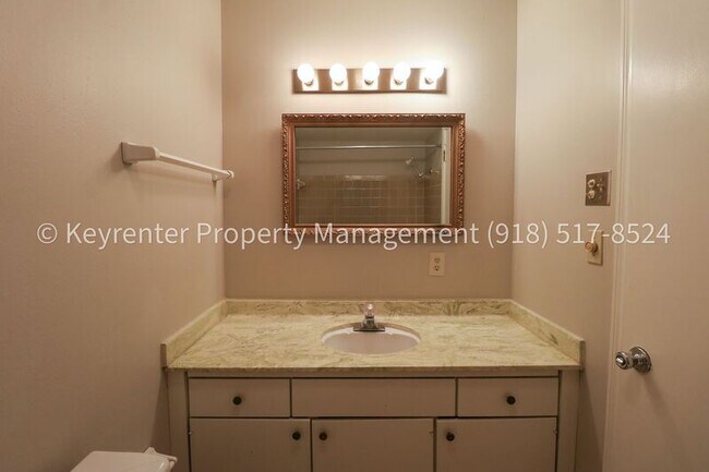 Building Photo - 6125 S Troost Ave