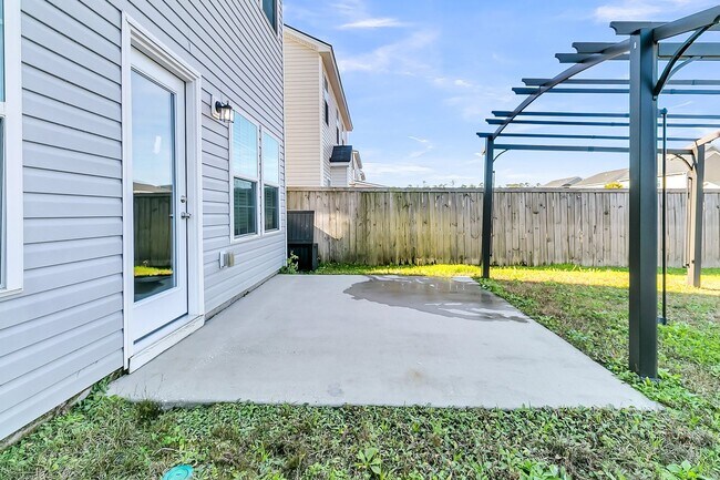 Building Photo - Meticulous 3 Bedroom Home in Lindera Prese...