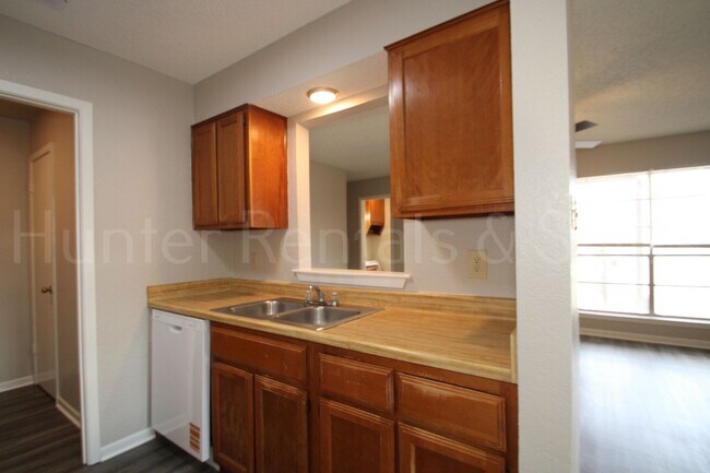 Building Photo - Move-In Today!