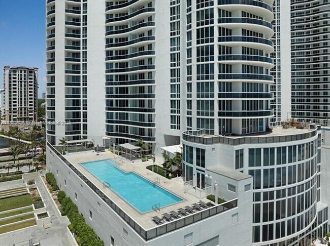 Building Photo - 15901 Collins Ave
