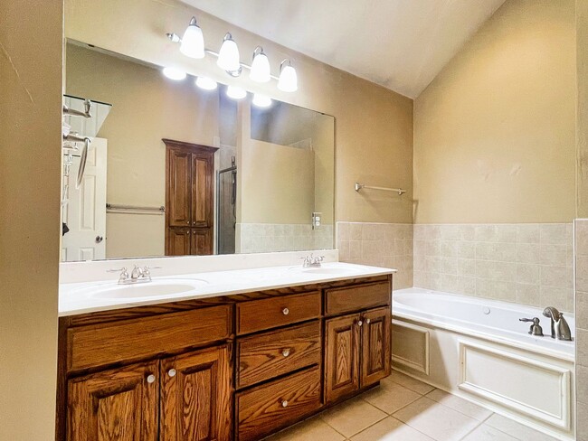 Building Photo - Absolutely Gorgeous Home in Moore with Spa...