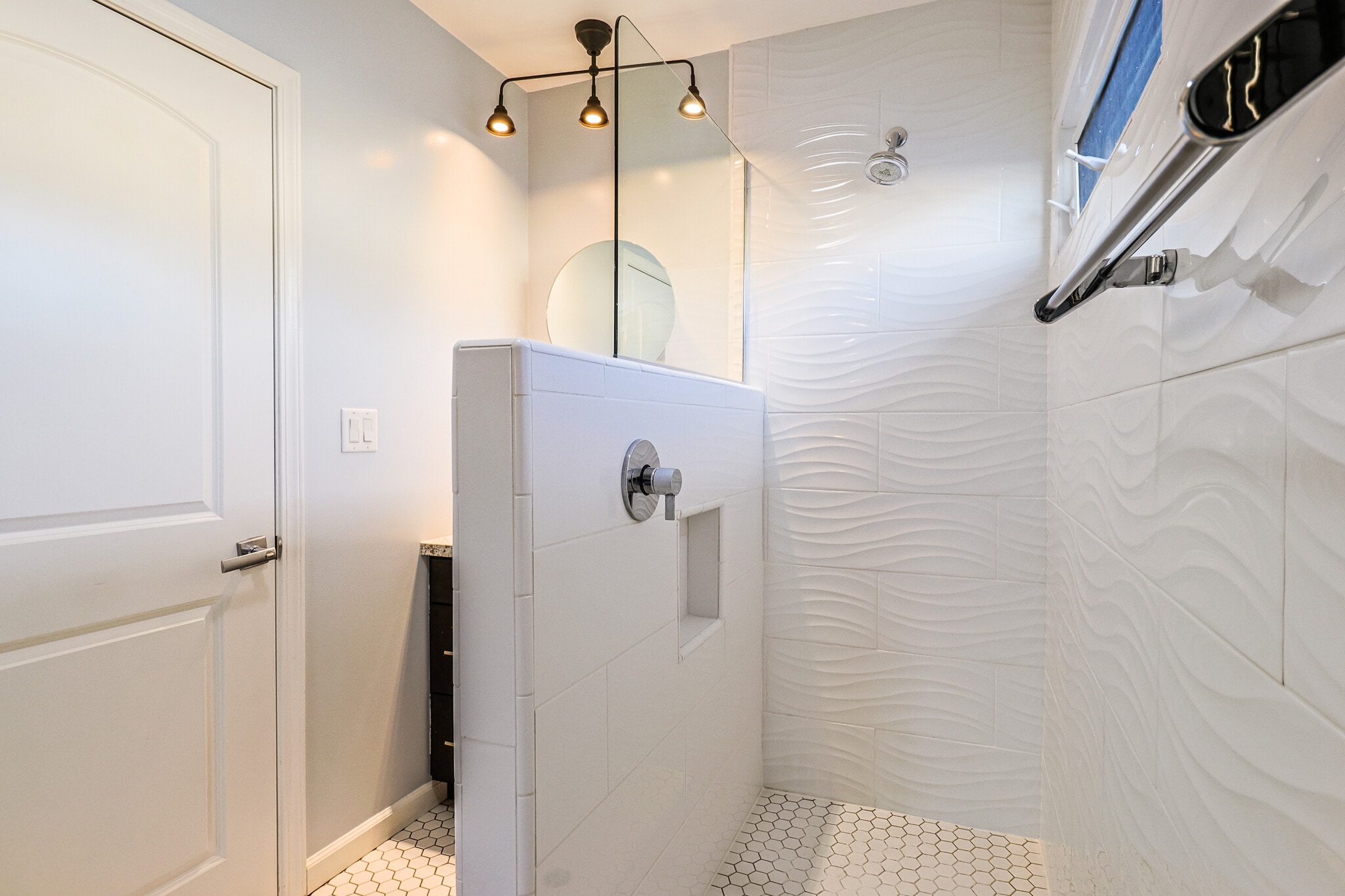 Building Photo - 256 W Tujunga Ave