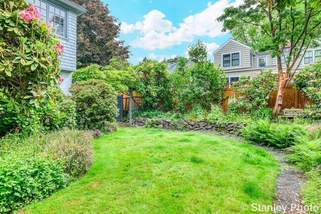 Building Photo - Rare Find! Eastmoreland 5 Bed/4 Bath Home with 3 Car Garage