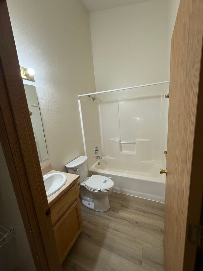 Building Photo - Close to COCC!  Townhouse, 2.5 Bath, W/D Hookups, Gas Fireplace, Water/Sewer Paid, Garage