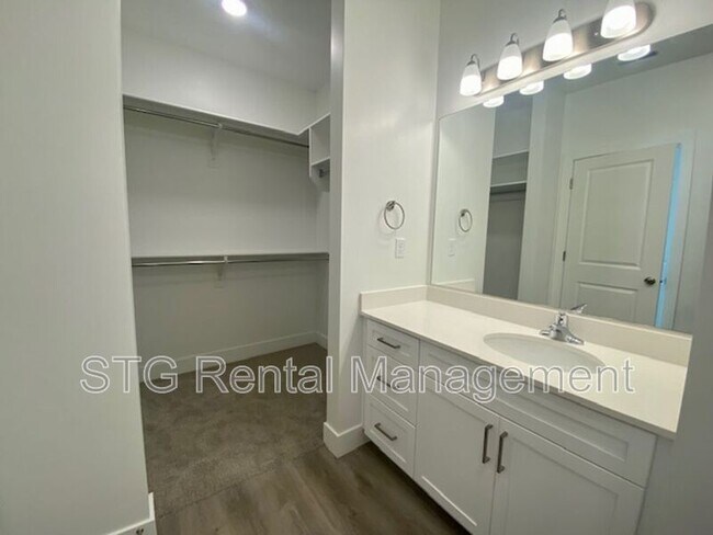 Building Photo - 5801 S Garnet Dr