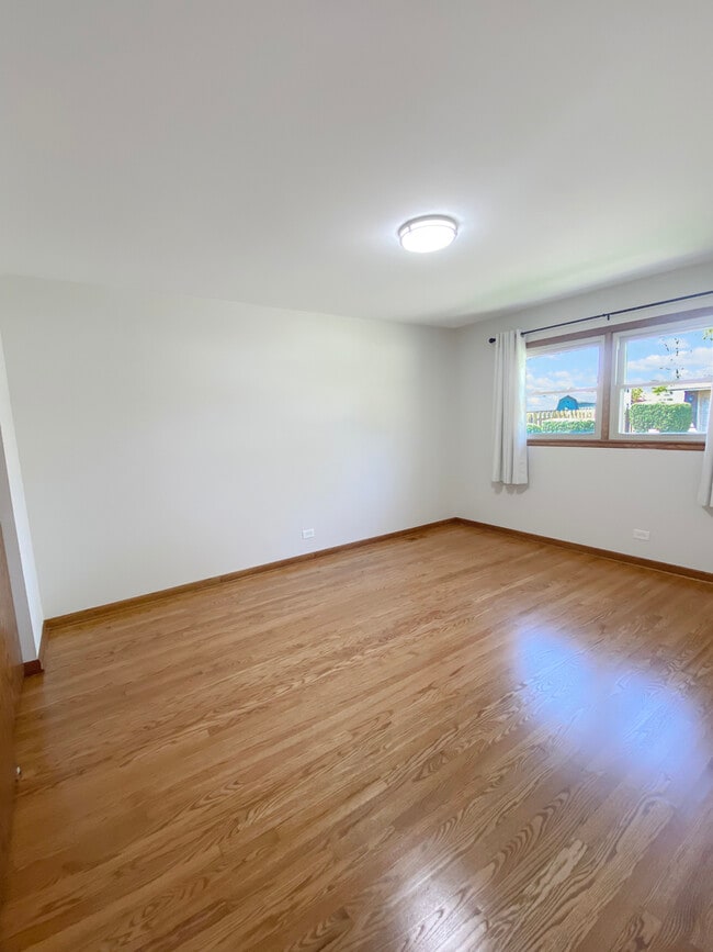 Building Photo - 2242 Eastview Dr