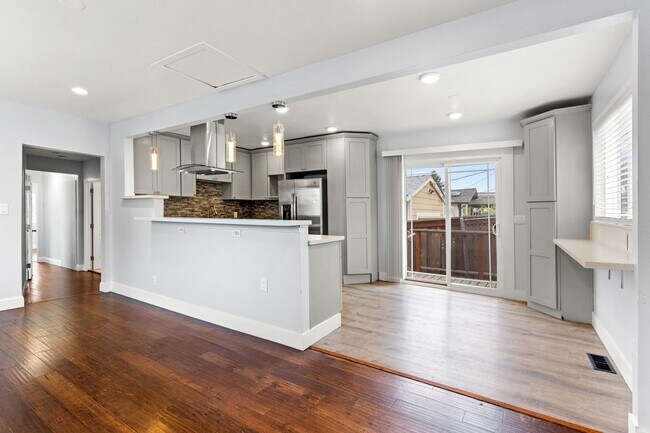 Building Photo - Spacious 4-Bed Oakland Apartment: Modern U...