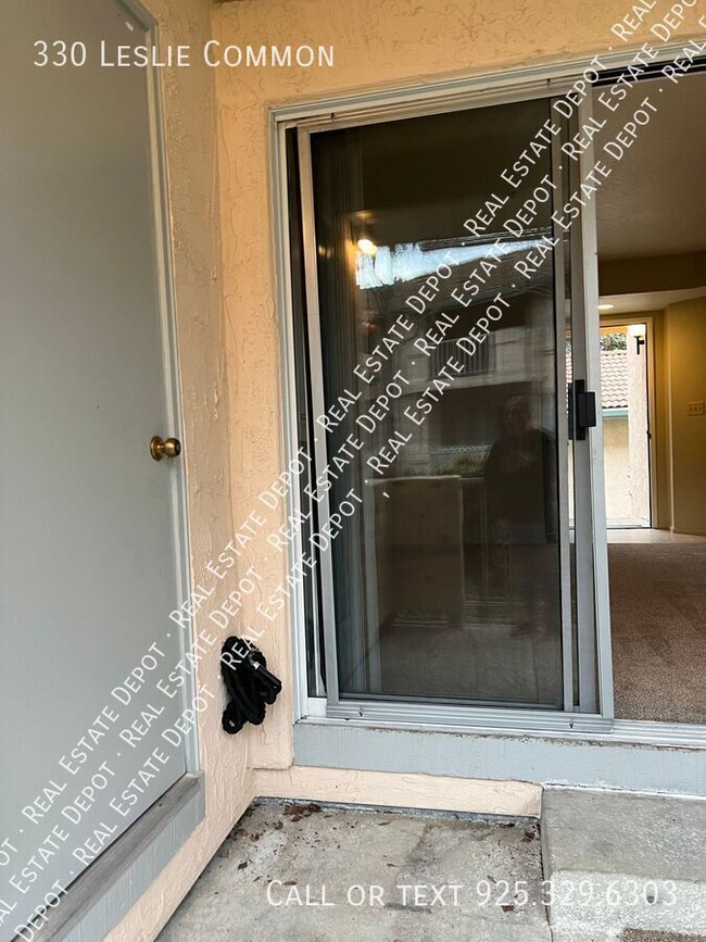 Building Photo - 330 Leslie Common