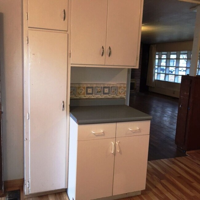 Building Photo - 3+ Bdrm in Quiet Neighborhood w/Lots of Natural Light