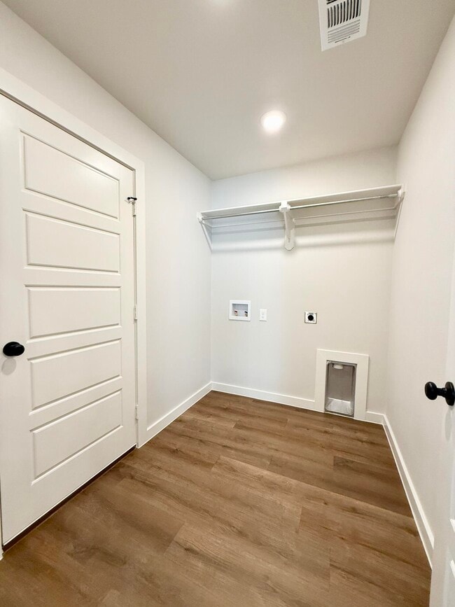 Building Photo - 2119 Langford Ave