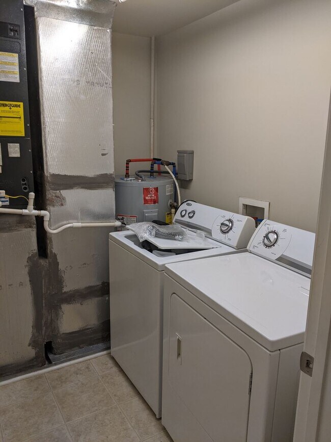 Building Photo - 3 Bedroom End Unit with Garage!