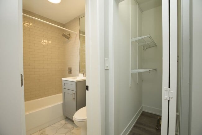 Building Photo - 508 W Belmont Ave