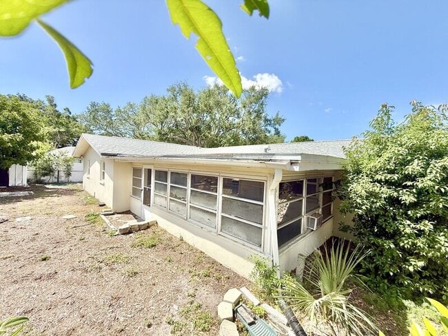 Building Photo - 1501 S Hillcrest Ave