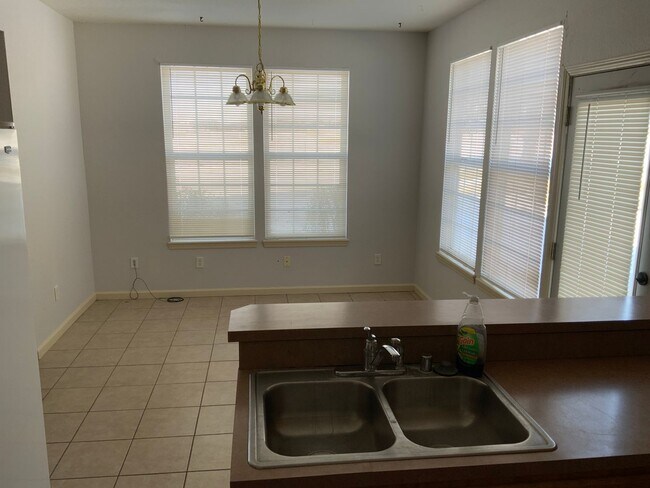 Building Photo - 424-424 Eisenhower St