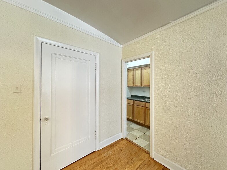 Building Photo - 566 W Arlington Pl