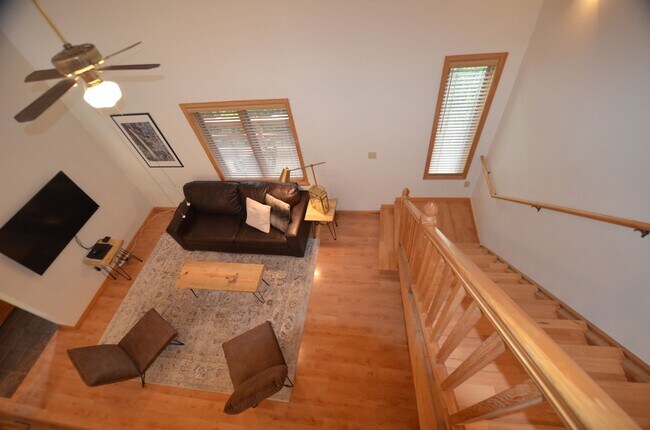 Building Photo - Extended Winter Rental!  Beautiful 3bed/2 ...