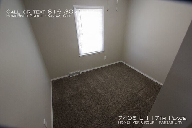 Building Photo - 3 br / 2 ba ready for immediate move in!