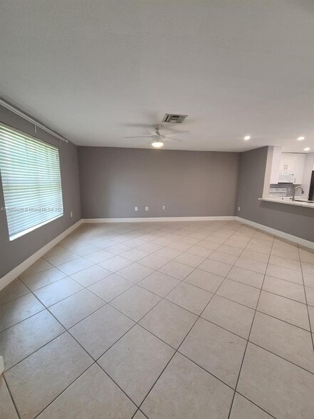 Building Photo - 305 NW 109th Ave