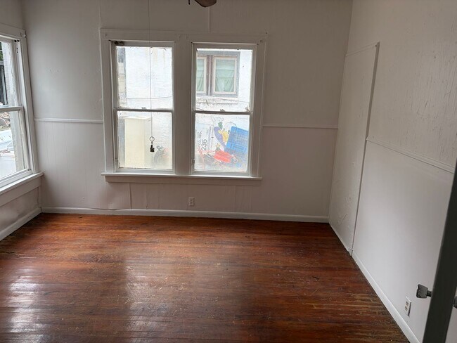 Building Photo - 132 E Jordan St