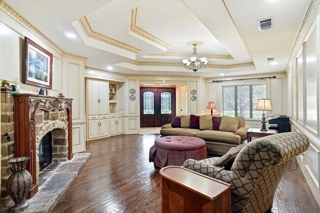 Building Photo - 2412 Emerald Cir