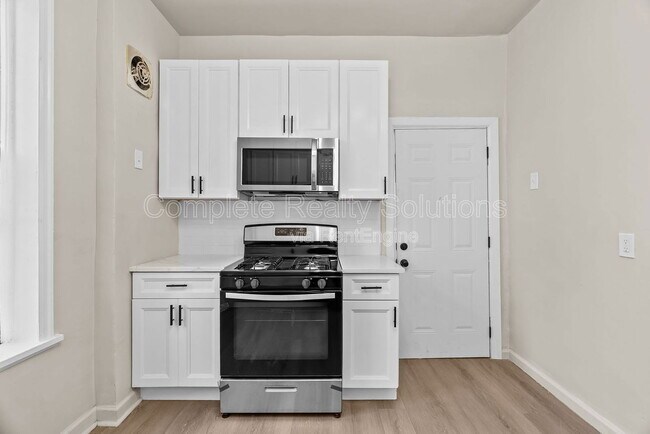 Building Photo - 3915 Russell Blvd