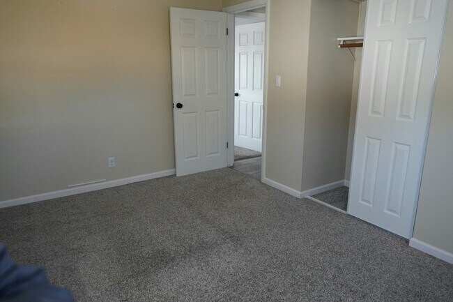 Building Photo - 1453 W Barnard Ave