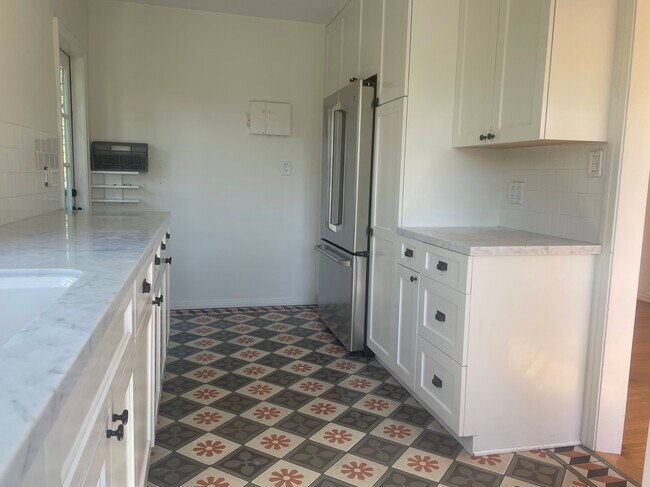 Kitchen - plenty of storage - 1521 Portia St