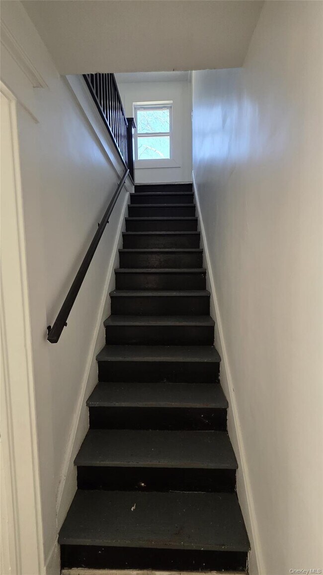 Building Photo - 208 Glenmere Rd